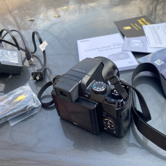 Nikon coolpik P90 digital camera with/ battery , charger and manual. - Picture 10 of 17